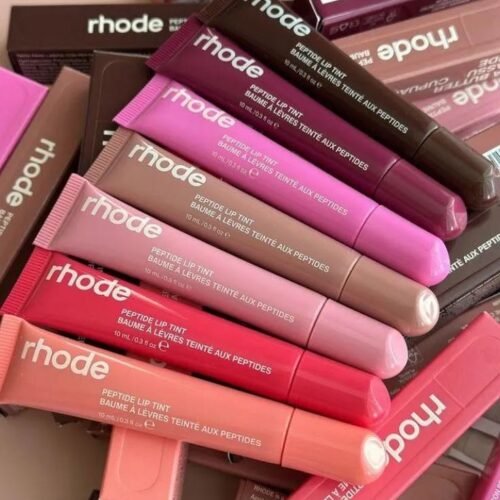 Plump and treat lip glow oil tube with oversized doe-foot applicator close-up