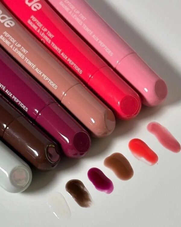 image-2_398f615c-8288-4ea7-be31-e108b9059766.jpeg Hybrid lip oil glossy texture swatch on lips